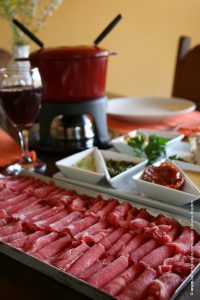 foundee-chinoise,-versao-suica-que-cozinha-a-carne-ao-inves-de-fritar-como-no-frances