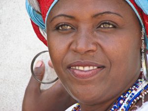 Baianas pousam para fotos de turistas