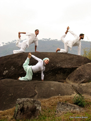 É comum a utilizaçao dos elementos da própria natureza para a prática da yoga no Ashram. Além de quieto o local