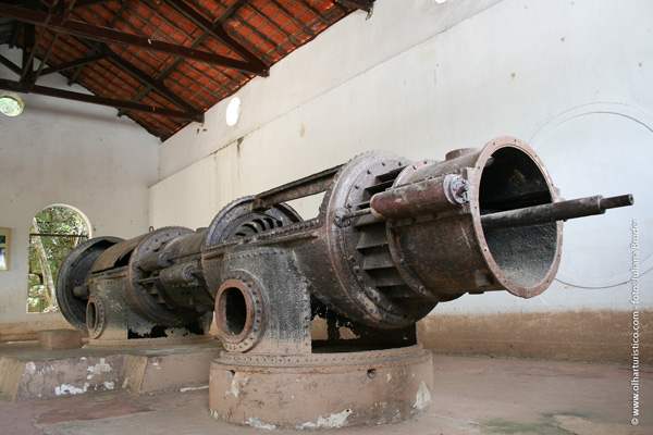 Motor antigo de geração de energia exposto no Memorial do Rio Tietê.