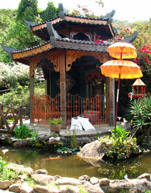 Vários simbolos da arquitetura e cultura budista são encontrados na propriedade provocando um isolamento para com o resto do mundo.