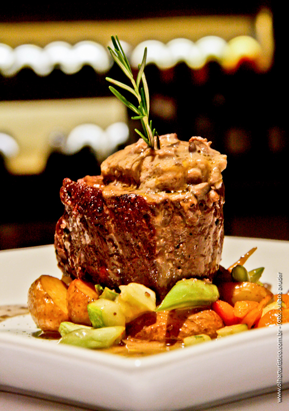 Filet de la Maison au Foie Gras sur lit de lêgumes ou Filet Mignon ao molho de cogumelos e foie gras sobre mix de legumes - Ville du Vin