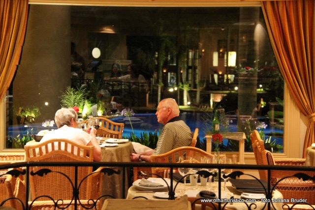 Mesa do elegante restaurante El Jardin no Casino Iguazu, Argentina