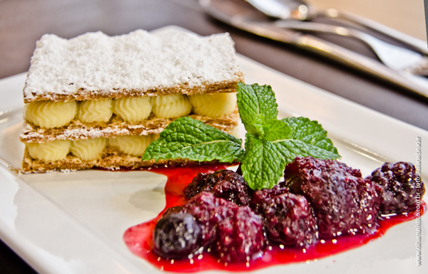 Mille-feuilles-avec-confit-de-fruits-rouges