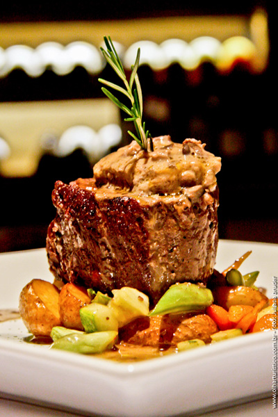 Filet-de-la-Maison-au-Foie-Gras-sur-lit-de-lêgumes-ou-Filet-Mignon-ao-molho-de-cogumelos-e-foie-grás-sobre-mix-de-legumes---Ville-du-Vin