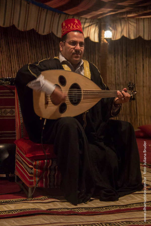 musico-arabe-e-seu-alaude