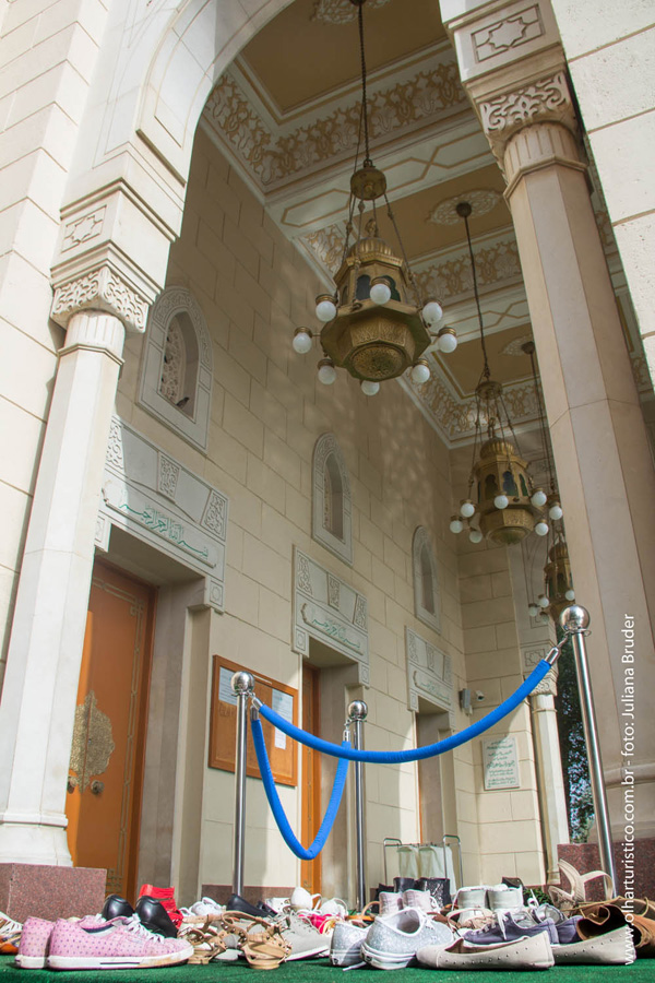 Calçados na entrada da mesquita 