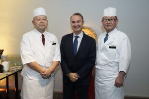 chefs Igarashi Shigeo (esq) e Kono Junichi a dir. no centro Francisco Garcia - Gerente Geral InterContinental São Paulo