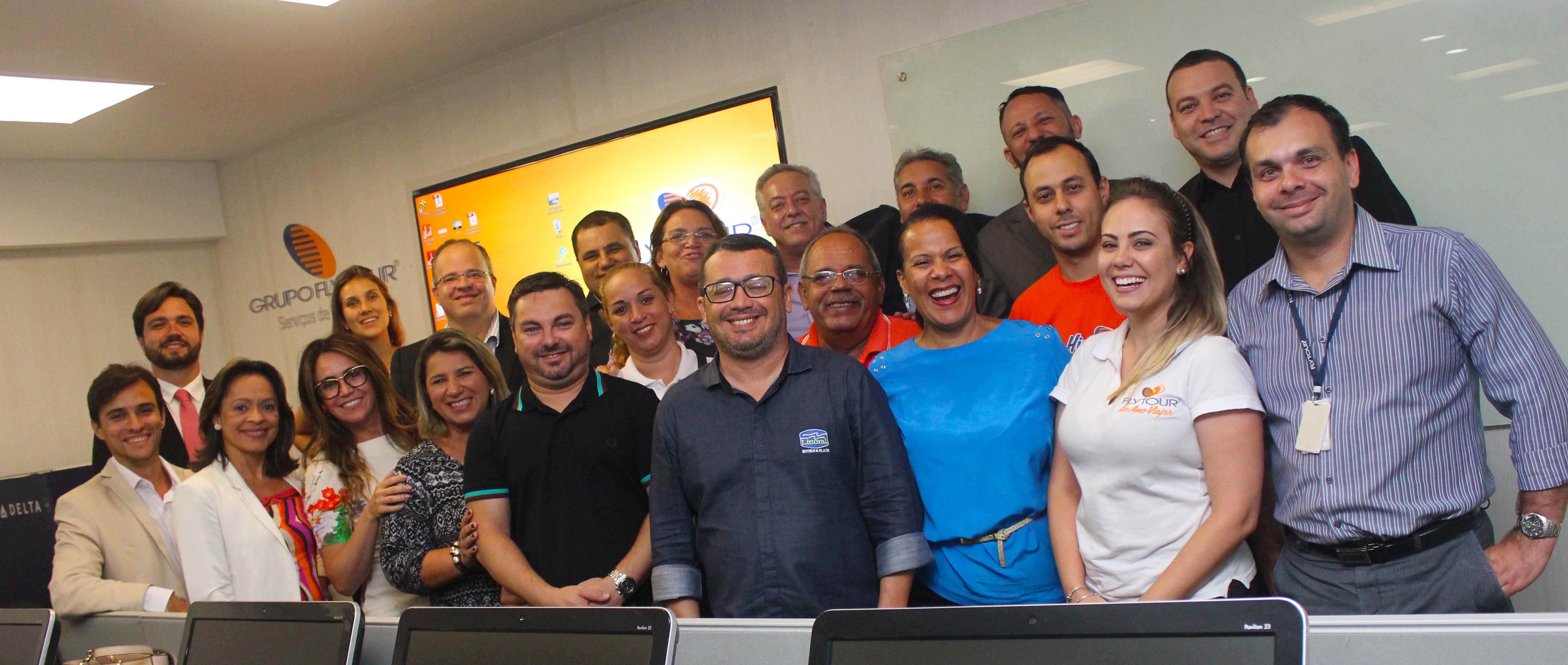 Equipes da Flytour Viagens junto aos profisionais do trade paraibano, du...