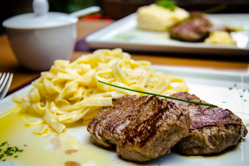 Fetuccini Alfredo com Filet Grelhado