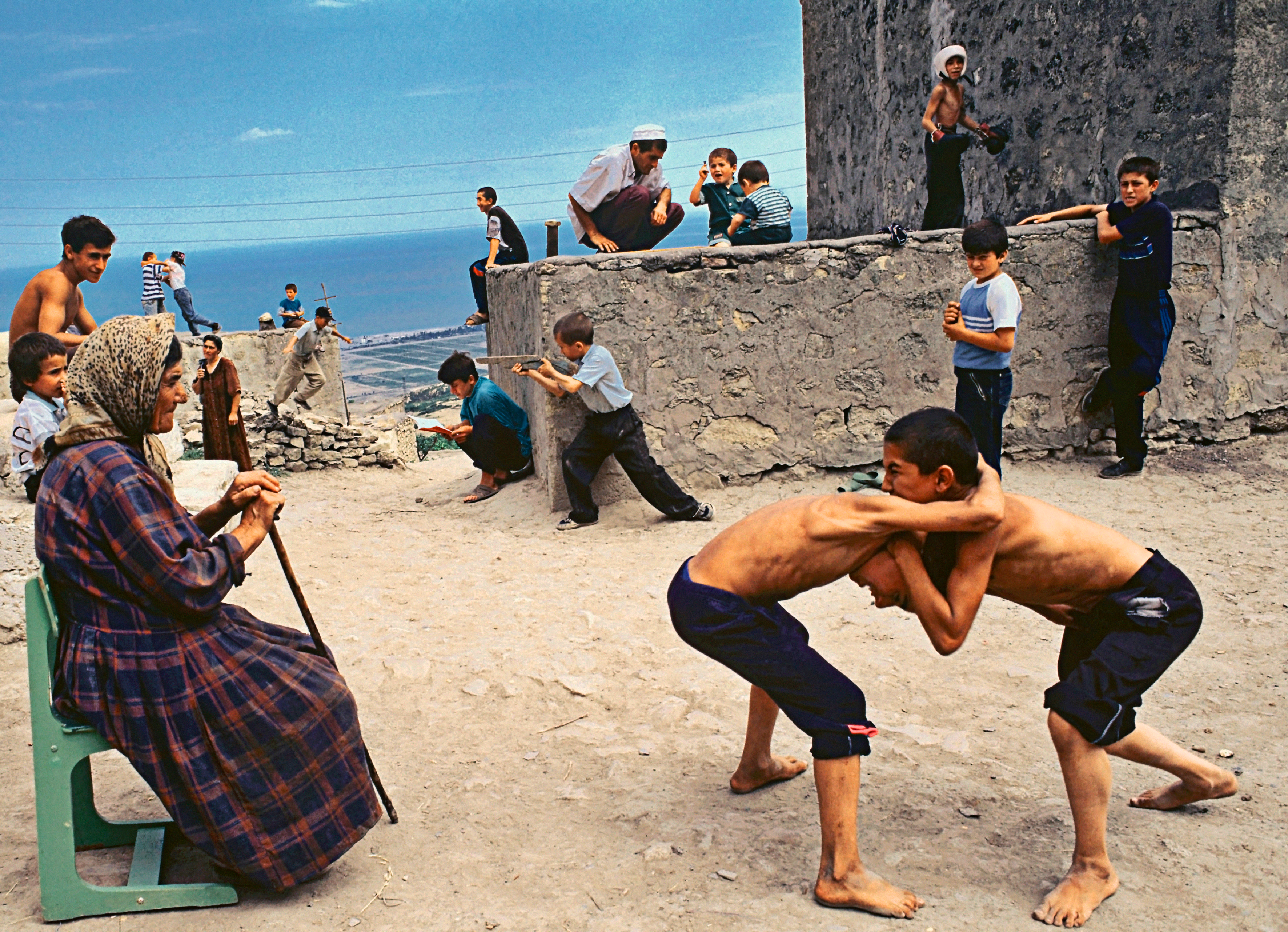 166931 11.05.1996 Площадь у могилы святого Георгия в древнем дагестанском городе Дербент - любимое место игр местных мальчишек. (Воин Георгий - единственный святой, почитаемый и христианами, и мусульманами).Этот кадр корреспондента РИА Новости В.Вяткина завоевал Золотую медаль на выставке "Интерфото-98". Владимир Вяткин/РИА Новости