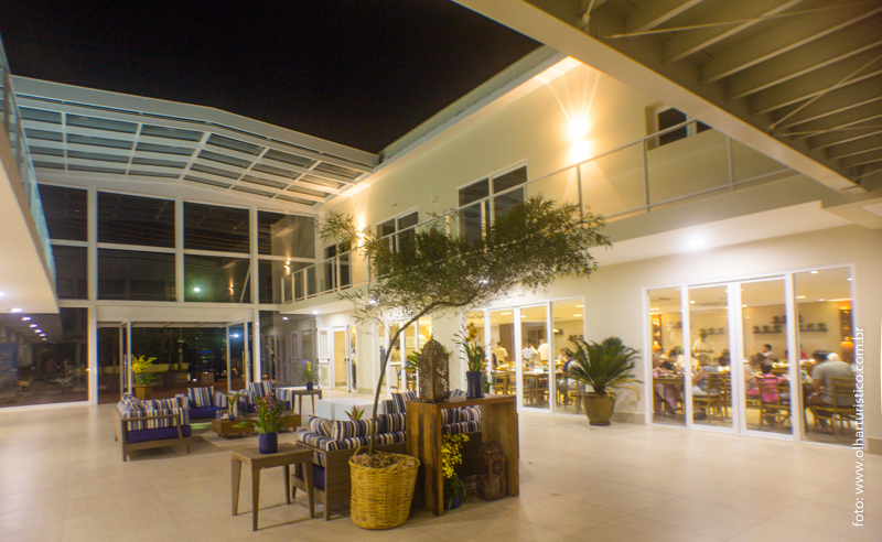 Lobby com teto retrátil