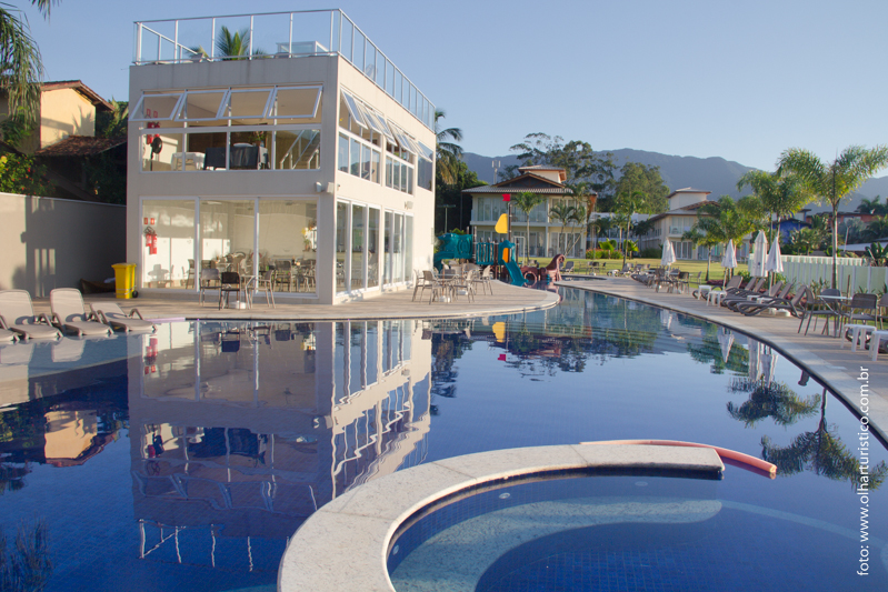 Moderna piscina do Sunset Beach Hotel