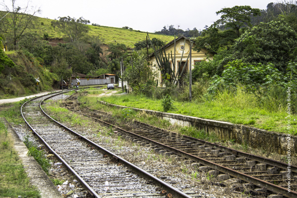 Trilhos na antiga Estação de Sabaúna