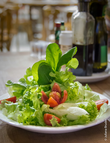 Saladas especiais com ingredientes frescos locais