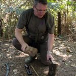 Tomas Sigrist durante curso de sobrevivência na mata
