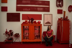 A fotógrafa Juliana Bruder na obra Desvio para o Vermelho I de Cildo Meireles