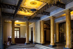 Entrada suntuosa do Museu