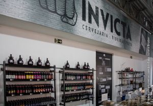 a-loja-de-fabrica-tem-todas-os-rotulos-diferentes-recipientes-e-insumos-para-a-fabricacao-propria-de-cerveja