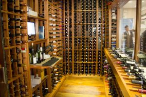 adega-com-dezenas-de-rotulos-para-harmonizar