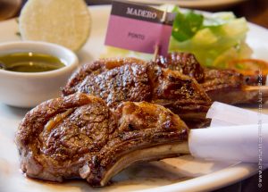 cordeiro-uruguayo-suculento-e-muito-saboroso-com-o-chimichurri