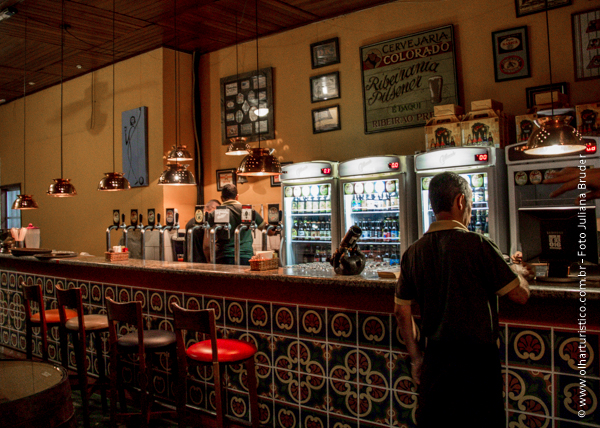 grande-balcao-com-todas-as-torneiras-da-colorado