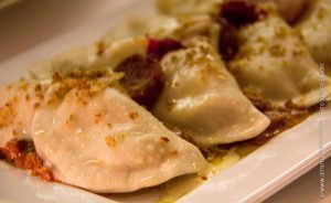 Pierogi com carne e linguiça