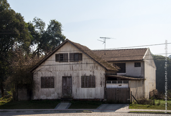 tipicas-casas-de-colonos-na-paisagem