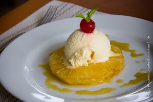 abacaxi-flambado-com-sorvete-de-creme