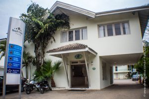 entrada-com-grande-estacionamento-interno