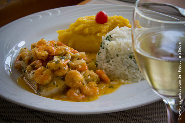 file-de-abadejo-ao-molho-provencal-acompanhado-de-um-bom-vinho-branco-da-carta-de-vinhos-do-restaurante