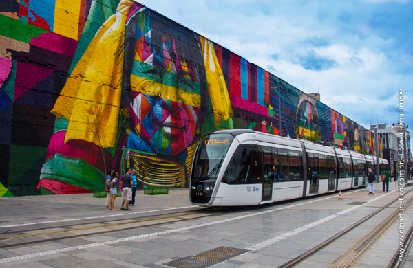 VLT e o Mural do artista Kobra no Pier Mauá Rio de Janeiro