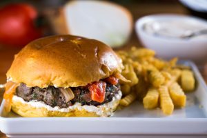 HAMBÚRGUER DE KAFTA A TRADICIONAL KAFTA DO FARABBUD, ASSADA NA CHAPA, COM MOLHO ACEBOLADO E TOMATES SEM PELE, COALHADA SECA E O DELICIOSO PÃO DE MANDIOQUINHA DO BRASILEIRINHO. ACOMPANHA FRITAS COM ZATHAR.R$ 29