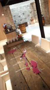 Mesa de degustação com mapa da Borgonha