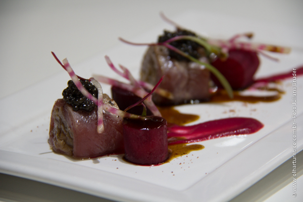 Canelones de faux fillet defumado, molho de hibiscos e Caviar Polanco