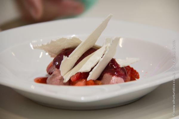 Folhado de merengue e morango ao perfume de broto de pinheiro