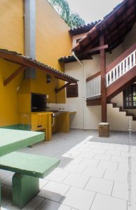 Churrasqueiras internas garantem privacidade e espaço para abrigar grupos maiores