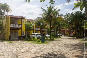 Estacionamento em frente às residências do condomínio