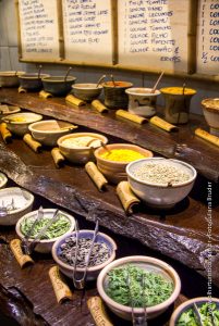 balcão de ingredientes da cozinha oriental