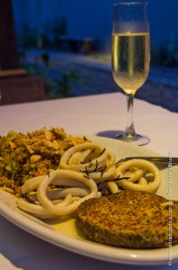 Restaurante Antigas - Hamburguer de feijão, lagostas e arroz com curry