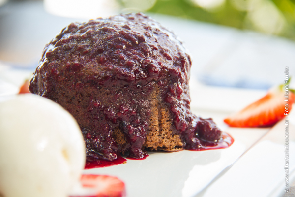 Restaurante Tamanás - Bolo de Chocolate com Ganache, Calda de Frutas Vermelhas e Sorvete