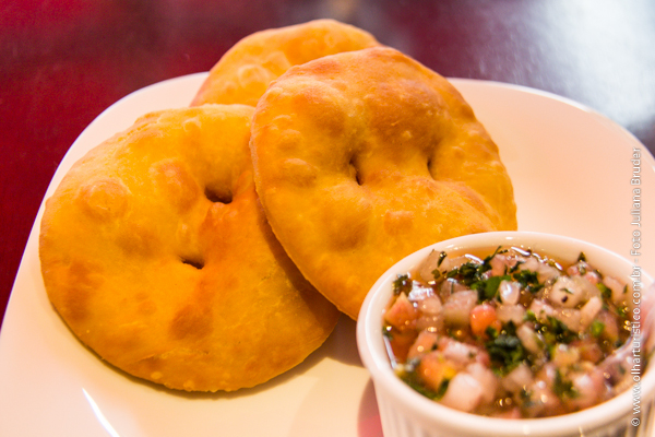 Sopaipilla salgada com Molho Pebre