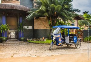 Um Tuc Tuc fica disponível para levar os hóspedes à praia