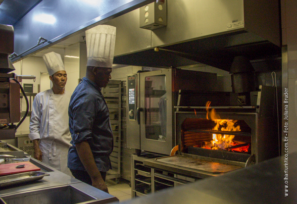 O Sous-chef Adrianno e o forno Josper