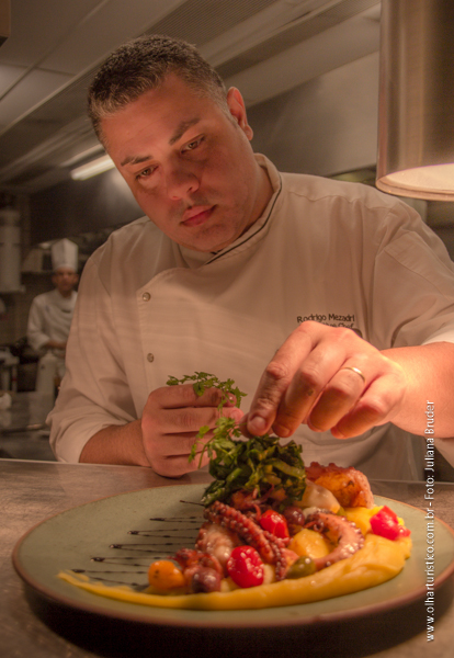 O Chef Rodrigo Mezadri demonstra comprometimento até os últimos detalhes dos pratos