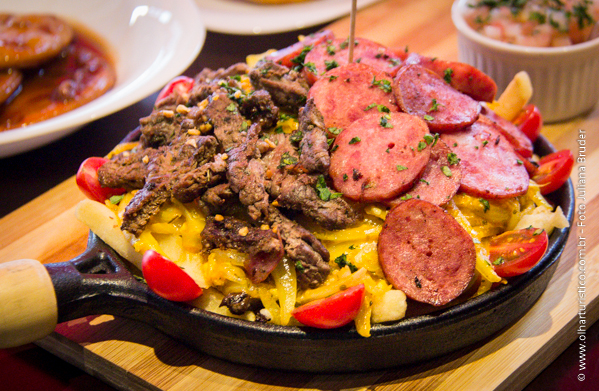 Chorrillana, Muitos ingredientes, para ser comido como porção, com palito