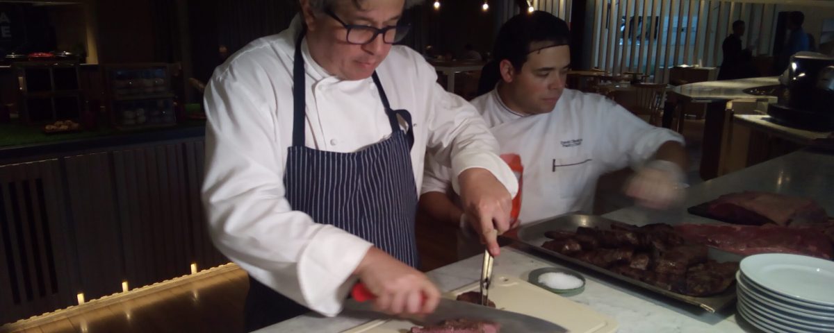 Chef servindo as carnes com suculência e sem sangue
