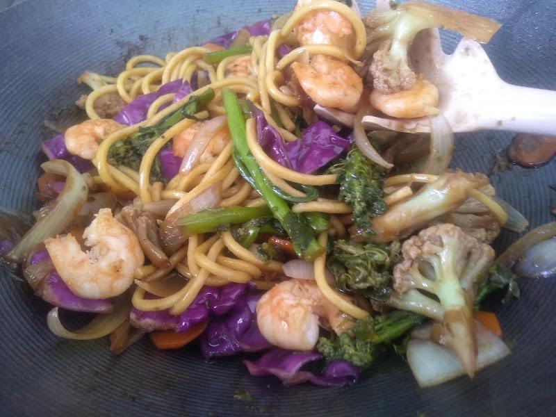 Yakisoba de Camarão no final do preparo