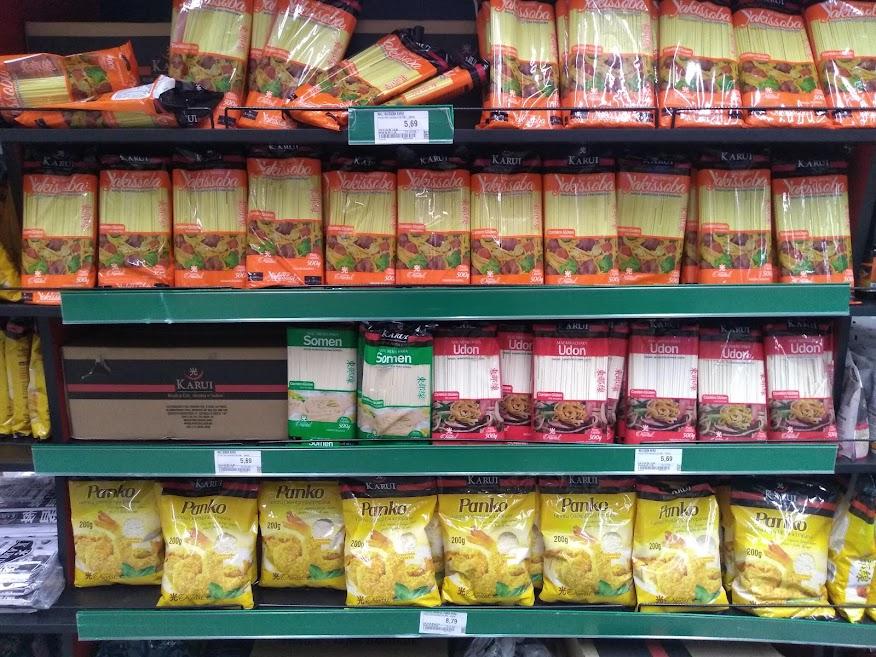 Diversas marcas e tipos de macarrão orientl é oferecido nos supermercados