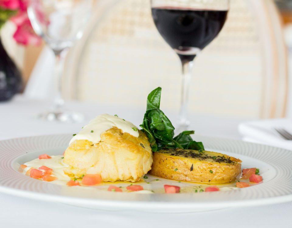 Bacalhau-com-nata--batata-ru-#769stica-e-espinafre-0510